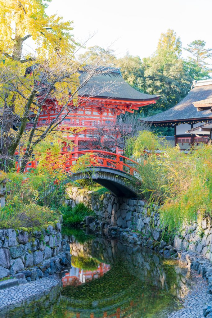 下鴨神社の境内で池に映る朱色の橋と山門