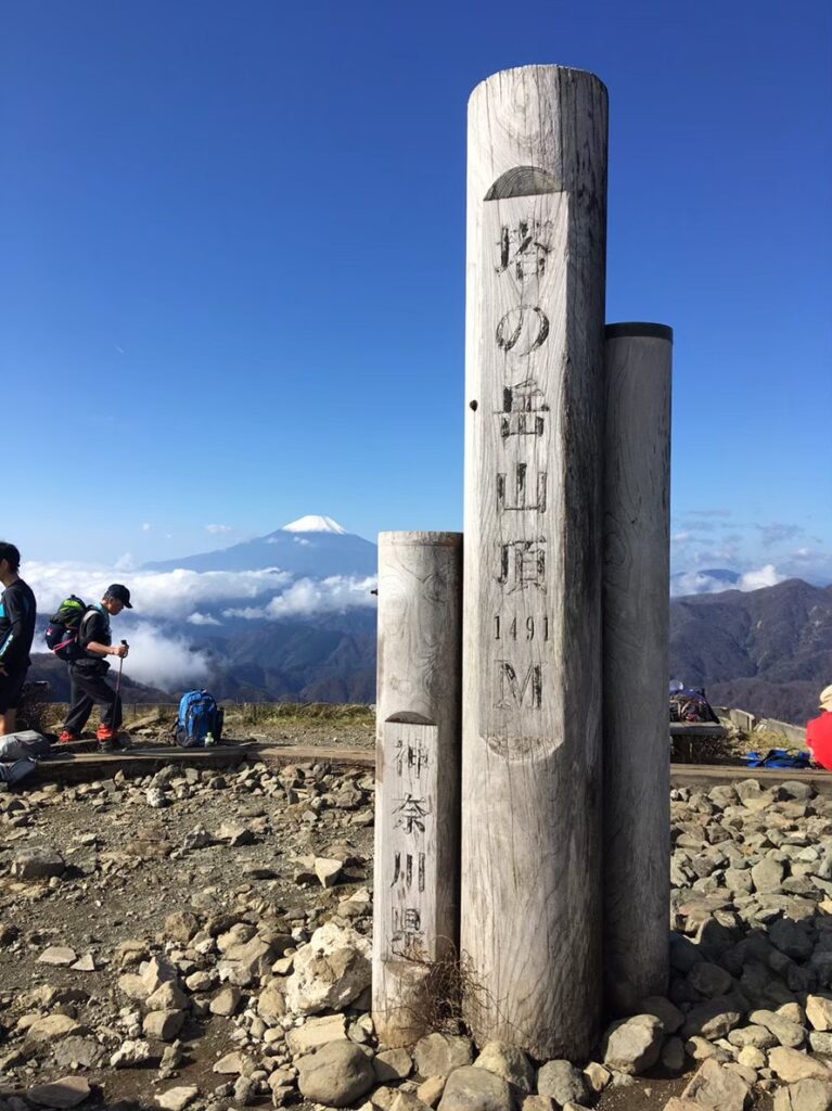 塔ノ岳山頂の看板と冠雪の富士山