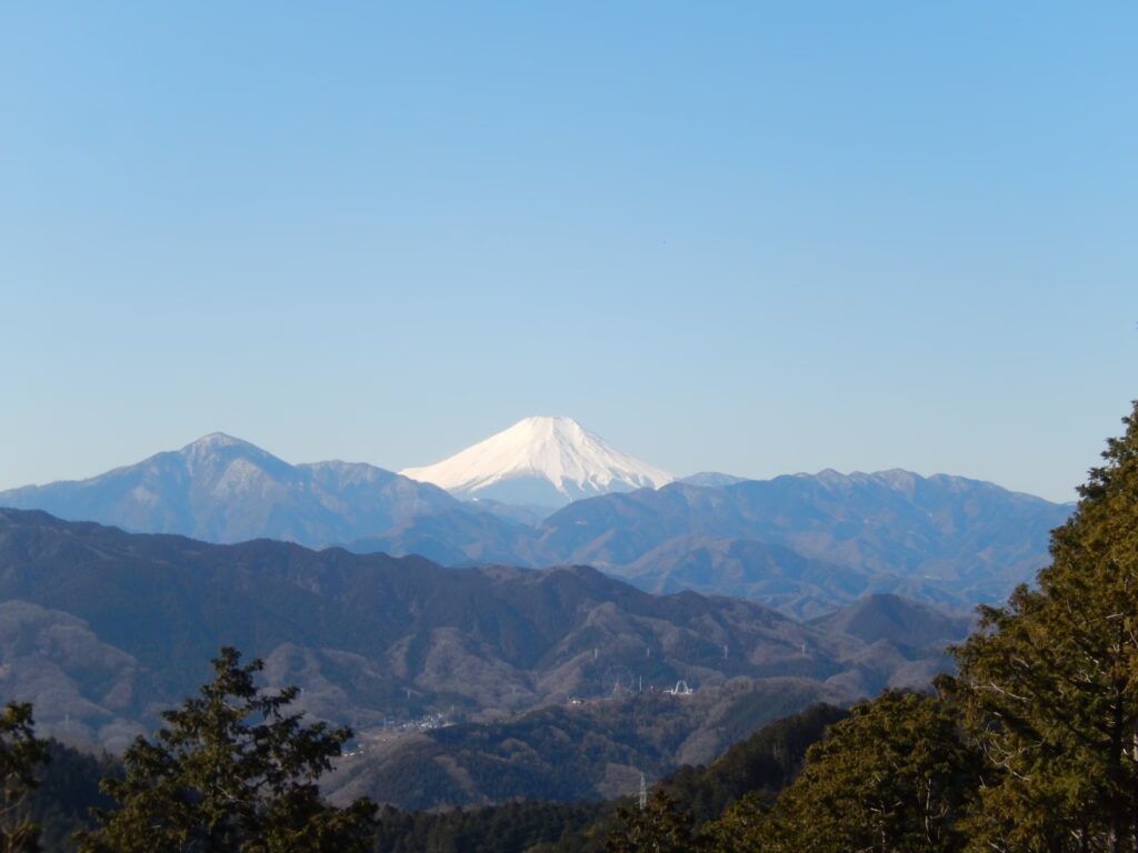 一丁平から捉えた真冬の冠雪の富士山