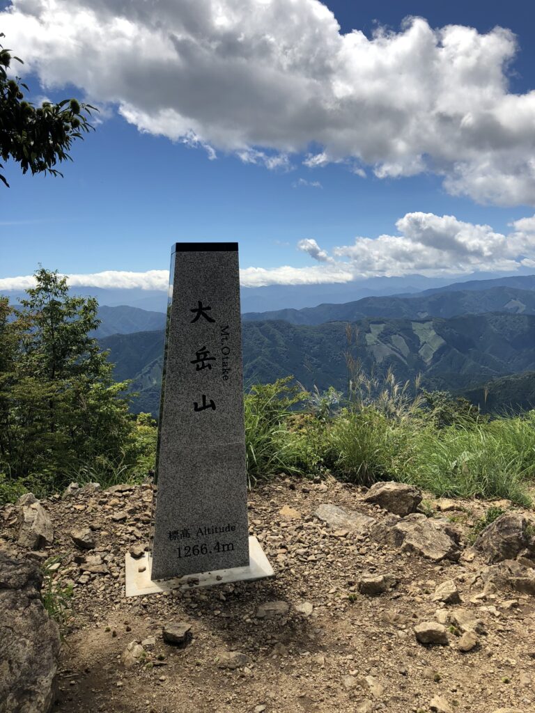 大岳山山頂の石碑と眺望