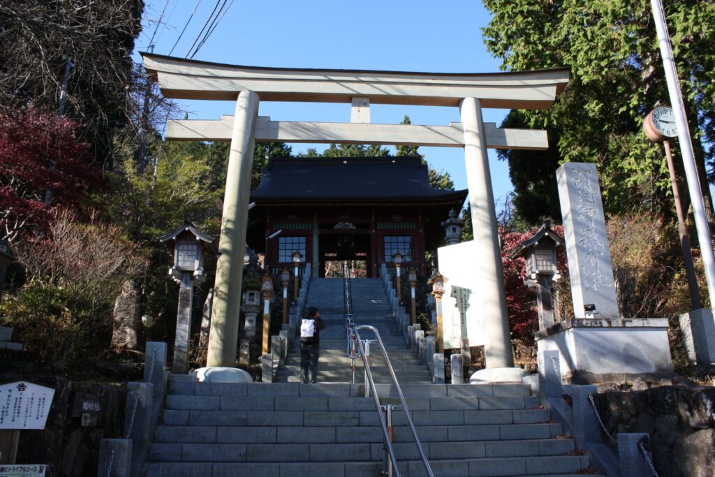 武蔵御岳神社の随身門と鳥居