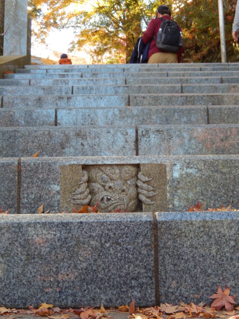 御岳山神社境内の石段。鬼がこちらを覗いているところも