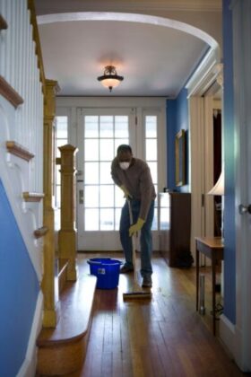 家の中を掃除する男性