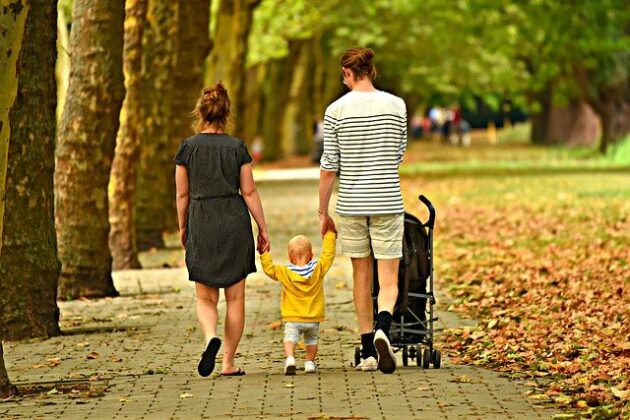 公園内を散歩する親子